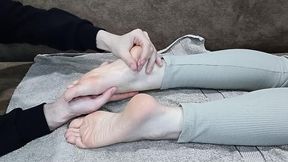 i let my foot fetishist friend give me an oiled foot massage and cum on my soles
