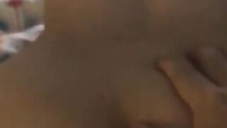 疫情封城在家一遍看电影一遍插着B