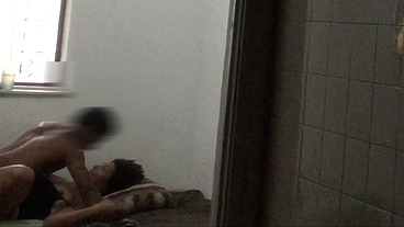 Flagrei ela dando pro comedor na sala com os vizinhos passando e ouvindos seus gritos de tesão no pau do novinho