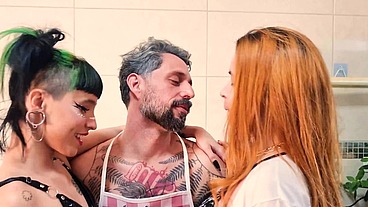 Fui cozinhar pra minha vizinha e a filha dela e acabei comendo as duas na cozinha