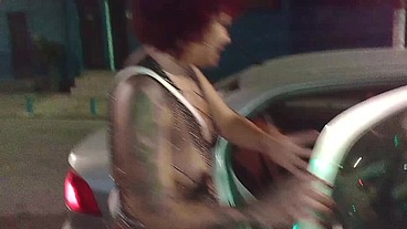 Mulher de corno fudeu com todos na boate liberal mas o tesão não acaba e no final ela acabou exibindo para o motorista de aplicativo