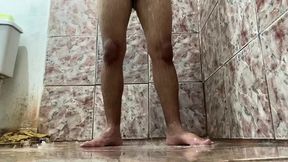 tirei a cueca e mostrei minha rola toda rapada no banho