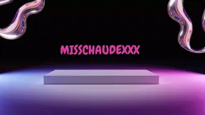 ???????? Misschaudexxx, I'm walking down the street with my light plug in my ass