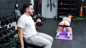 Personal trainer motivates client with her juicy pussy