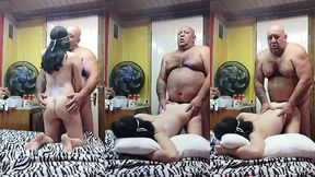 novinha gosta de brincar com o veioooo safada pede para ele meter com forca porque ela quer sentir as bolas batendo nela