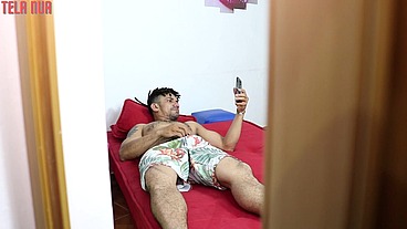 FLAGROU O VIZINHO BATENDO PUNHETA! A SAFADINHA APROVEITOU E CAIU DE BOCA NA PICA GRANDE DO SAFADO
