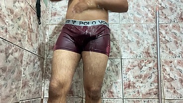 Tirei a cueca no banho