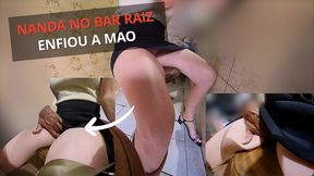 i went to a bar full of men, wearing a little skirt just to show my panties... and ended up getting fingered in my pussy! fui num bar cheio de homens, de sainha e acabei levando dedada na bucetinha