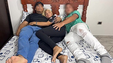 Mi Amigo me Invito aver Pelicula junto a su Novia pero su Novia esta con el Culo hacia mi Lado y no Pude Resistirme