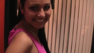 Tricky boy records on cam how GF blows him in locker room