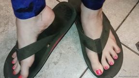 Showing Off My Dirty Feet in Mens Flip Flops HD