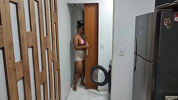 My stepmother got stuck in the washing machine, and I took the opportunity to fuck that tight ass and fill it with cum. Vagninho e Luna Oliveira