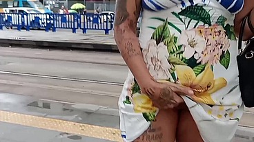 Minha mulher se exibindo no transporte público e eu fico cheio de tesao