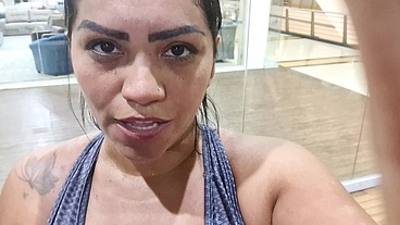 Pingando suor na academia e presenteando com a minha calcinha suada e pés pós treino