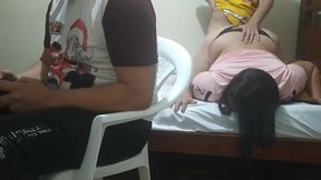 jugando con mi amigo a videojuegos su esposa comienza a meterme mano luego comienza a chuparme la polla y mi mejor amigo el cornudo no se da de cuenta