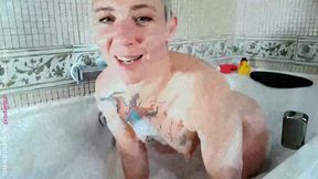 baise solo pour une blonde dans son bain