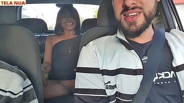 FUI PEGAR MINHA AMIGA QUE CHEGOU DE VIAGEM ACREDITA QUE ELA JÁ VEIO SEM CALCINHA PRA MIM PROVOCAR DENTRO DO CARRO!