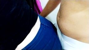 com a mao no peito e suas jeans abracando suas curvas, elas parecem o casal real perfeito