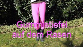 With rubber boots on the lawn - Mit Gummistiefeln auf dem Rasen