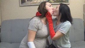 Blowing kisses to face each other and sucking tongue 2Jb