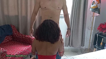 Padrasto não resiste aos encantos da novinha de belos cachos