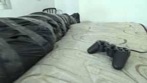 PLAY VIDEOGAME WHILE FARS INSIDE THE SLAVE'S NOSE BY THAY FLORES AND DANIEL SANTIAGO CAM BY RENATO FULL HD