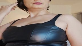 Mistress Roberta - Clean my feet for party