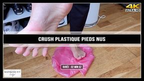Crush plastique pieds nus 4K