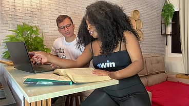 Garoto nerd fode sua colega enquanto estudava para a prova.