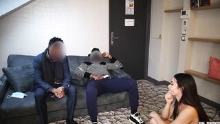 Une belle mère se fait défoncer en anal par deux inconnus pour payer les dettes de son beau-fils !!!