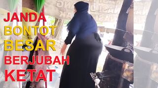 Janda bontot besar berjubah ketat
