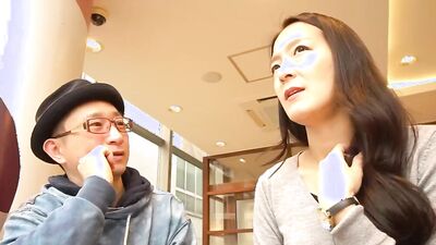 Picking Up A Beautiful Woman: I am A Little Older Than Your Usual... Is That Ok? -2