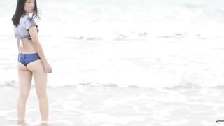 极品巨乳骚货在海边展现身材
