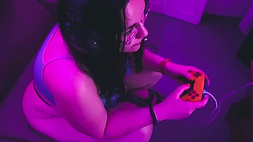 el amigo de mi novio me pilla jugando me mete la polla en la boca y se corre en mis pies