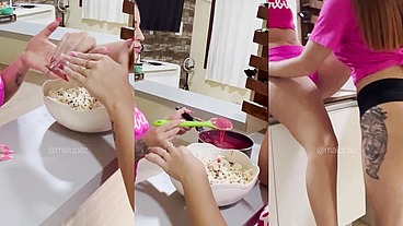 Duas Barbiezinhas sapecas na cozinha, onde você acha que essa caldinha rosa foi parar? ?