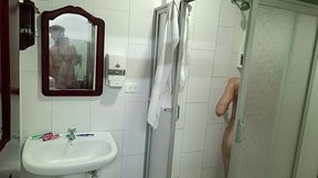 espio a la vecina mientras se ducha y terminamos follando