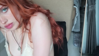 I'm in a good mood to take a lot of sexy pictures, I love red, do you like this look?😍