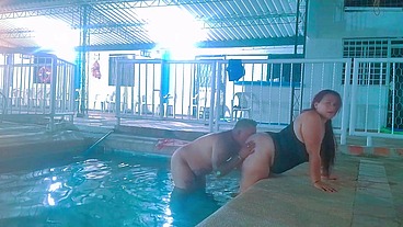Amateur sex in public pool. Pool cleaner fucks boss's busty wife, the chubby slut sucks cock and they end up fucking outdoors, homemade video