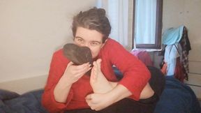 Slippers and feet that smell like rotten cheese!