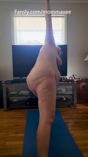 Hot MILF Does Naked Yoga for You to Jerkoff to!