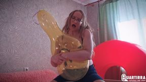 Q703 Mariette squeeze pops tight Belbal 14'' balloons - 1080p