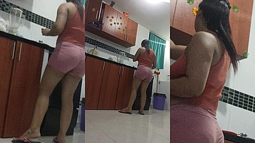 El culo de mi esposa mientras cocina