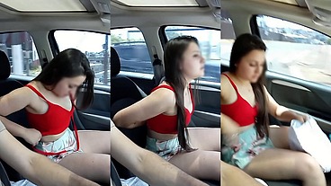 Novinha mostrando peitos no trânsito