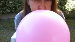 Balloons to inflate together in the garden 4K