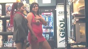 aprontando na rua paramos num mercado 24h e as safadas ficaram peladinhas com um monte de gente passando