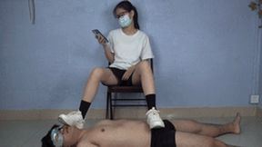 Jiajia Goddess stomps on the teacher, licks the soles of the shoes, stomps on the cock!
