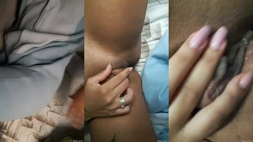 Menina safadinha se tocando com vibrador na bucetinha e plug no cuzinho, ela gosa bem gostoso e mostra a buceta molhadinha