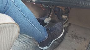 Hard revving meccanico con i piedi sudati