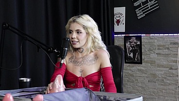 Mostrou seus brinquedos sexuais e já pediram pra enfiar o pé dentro do cu - Kyra Sex (SHEER/RED)