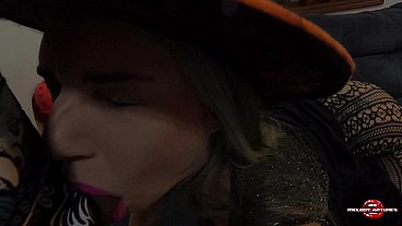 Den deilige lille heksen Melody Antunes koste seg på halloween med Eddie fra Iron Maiden og hadde med seg triks og godbiter, glad halloween!